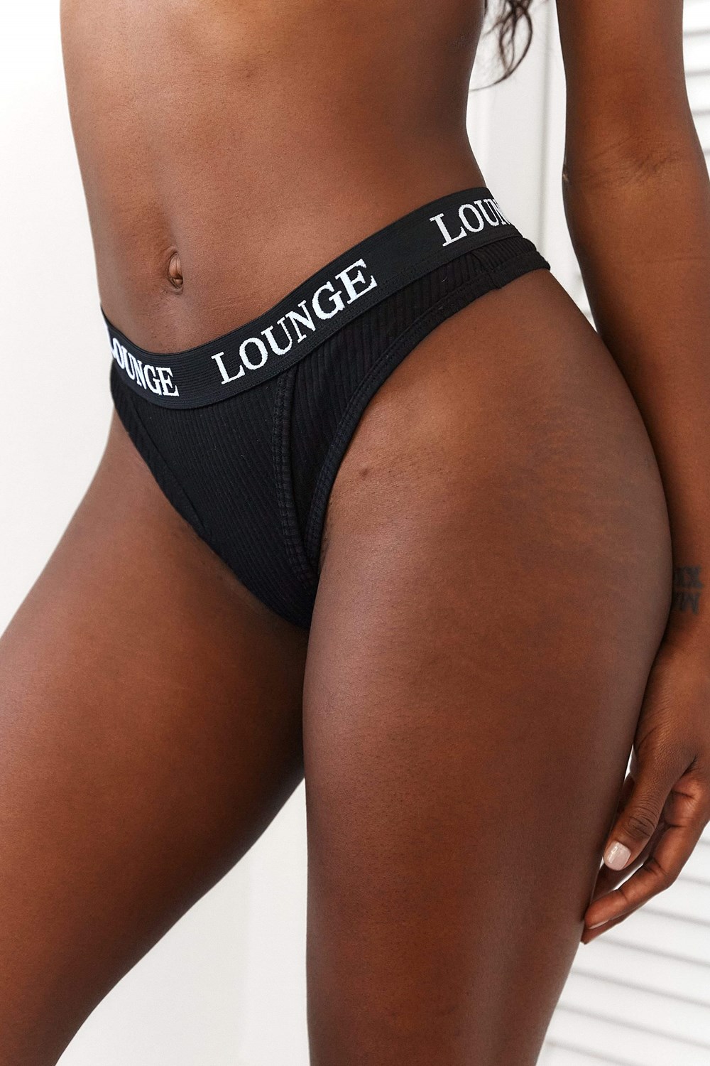 Lounge Underwear Ultra Pohodlie Rebrovaný Tanga Čierne | CALRUHG-90