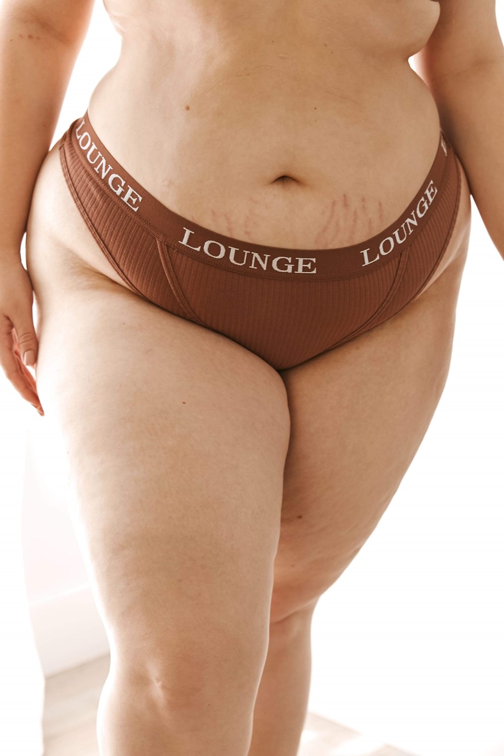 Lounge Underwear Ultra Pohodlie Rebrovaný Tanga Mocha | DEZAHJG-24