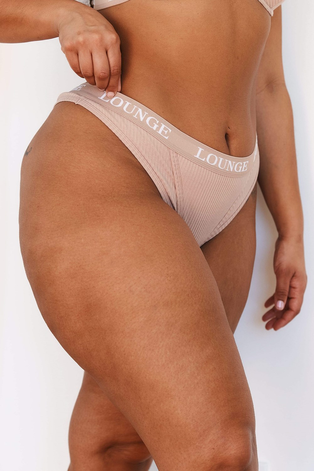 Lounge Underwear Ultra Pohodlie Rebrovaný Tanga Taupe | HMNQTYG-73